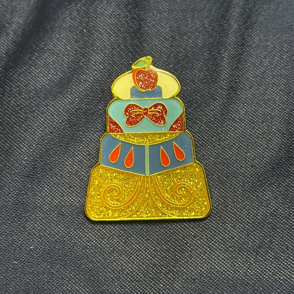 Disney Loungefly Princess Cake Blind Box Snow White Pin - Picture 1 of 2